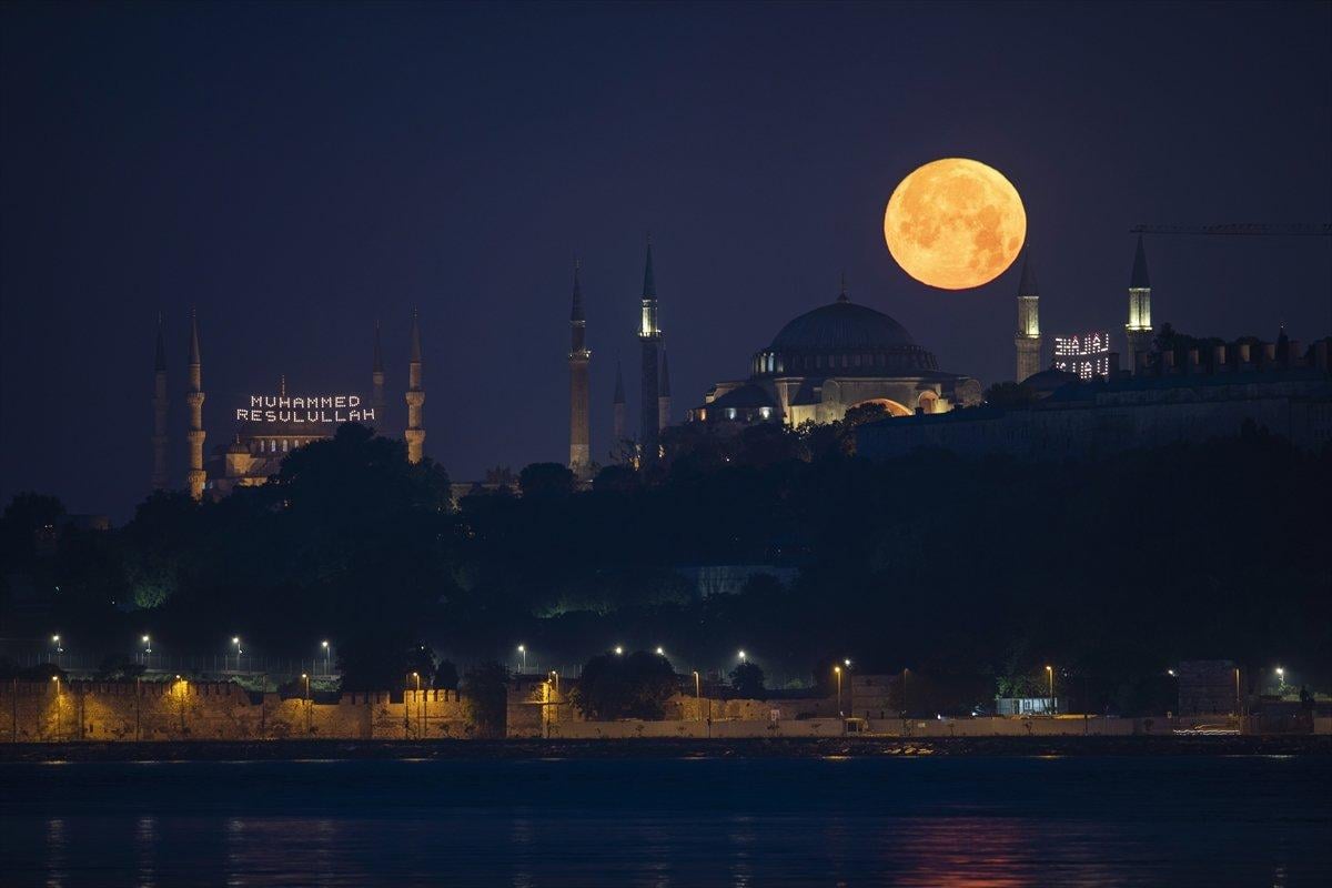 Süper Ay'ın İstanbul manzarasıyla birleşimi büyüledi