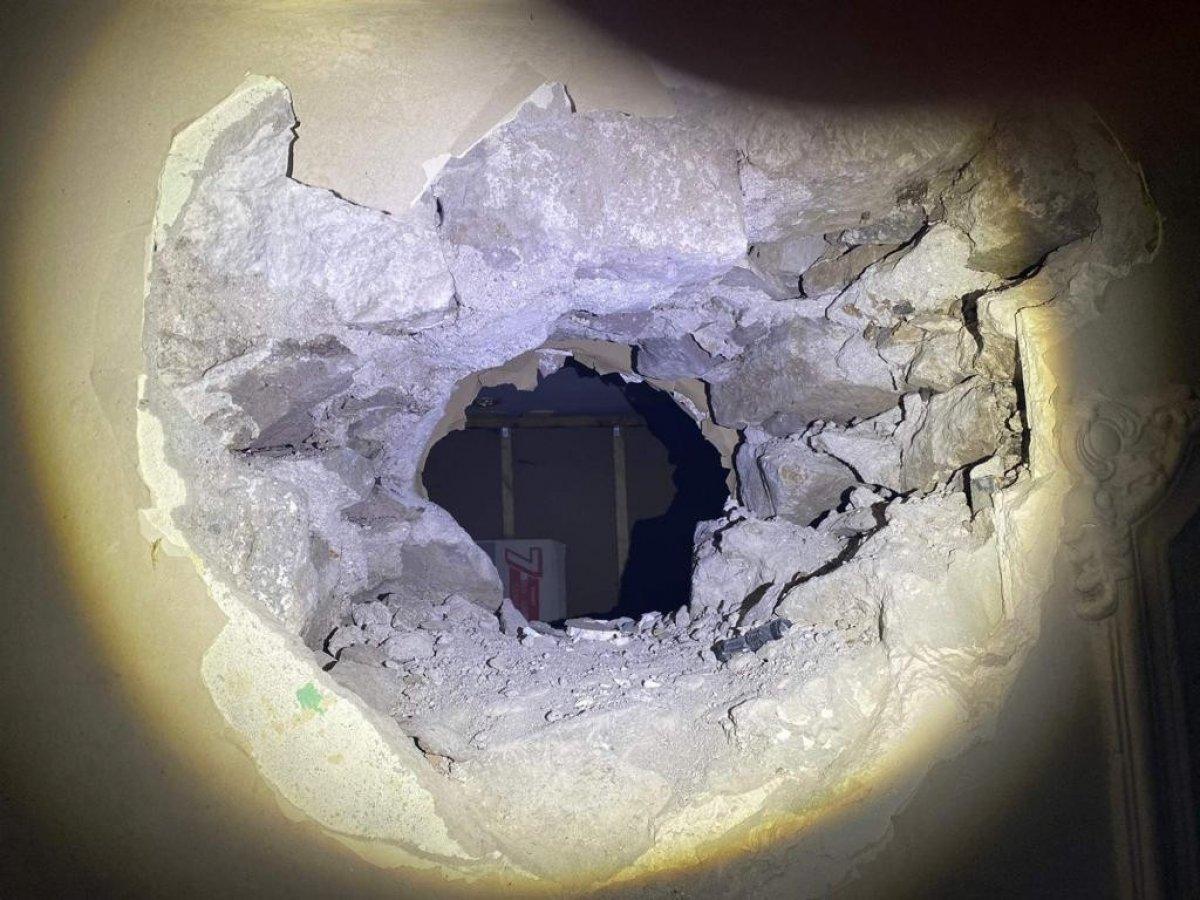 Ağrı'da duvarı delip 900 bin TL'lik altın çaldılar