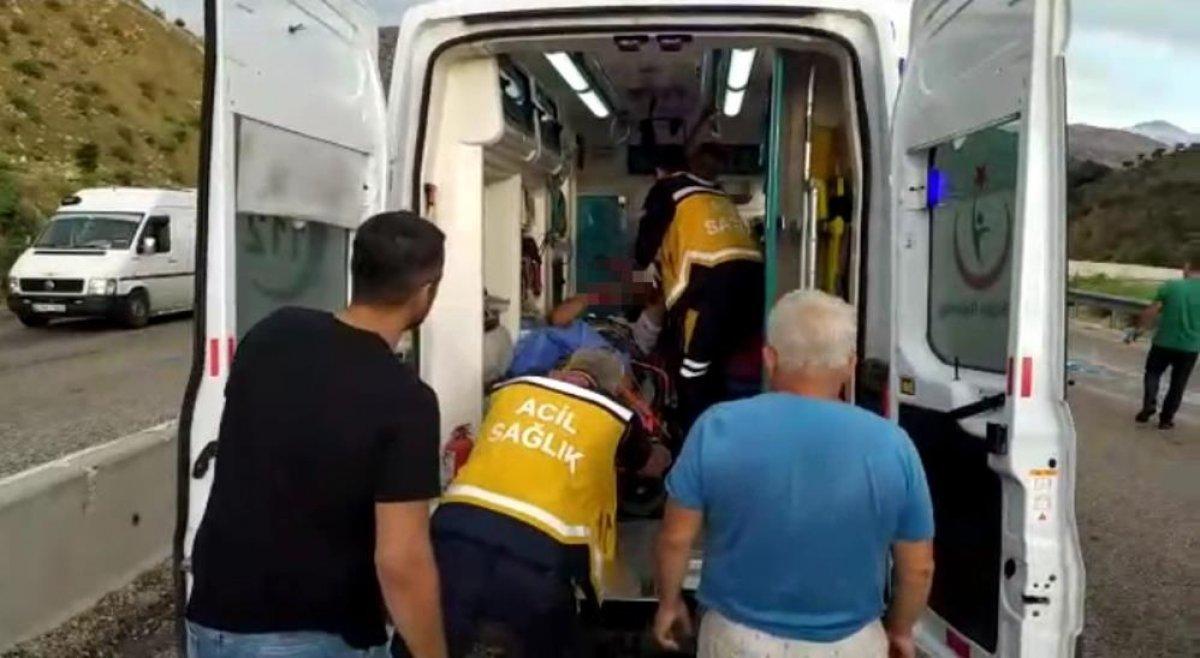 Antalya'da turistleri taşıyan otobüs kaza yaptı: 1 ölü, 22 yaralı