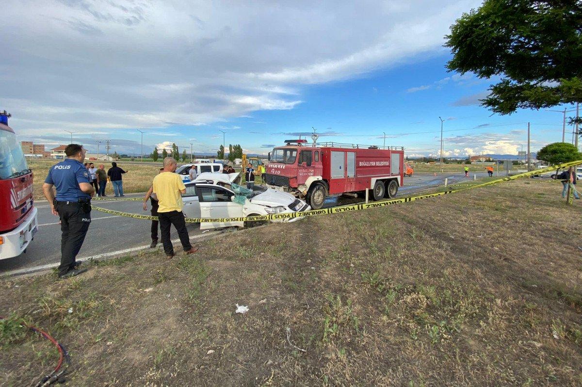 Yozgat’ta itfaiye aracı otomobile yandan çarptı: 3 ölü