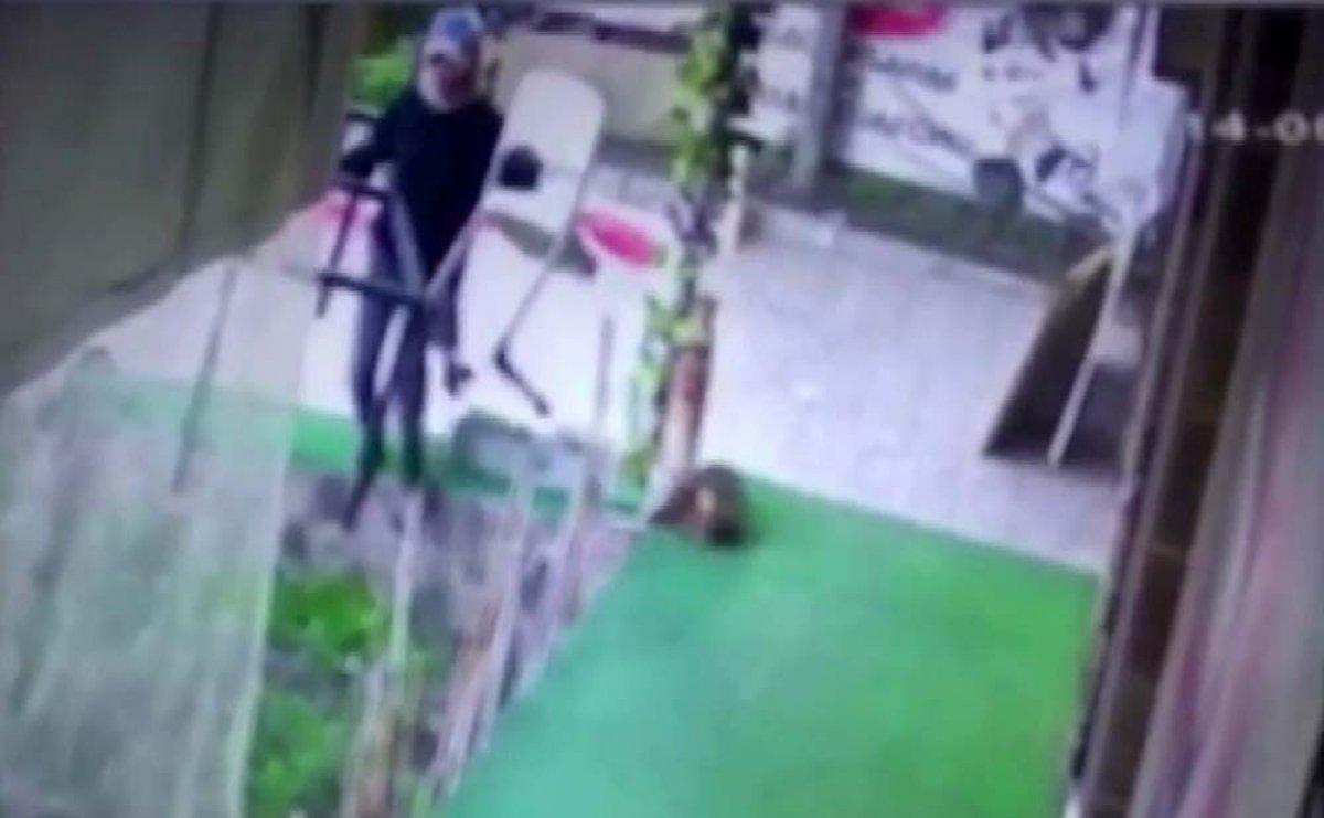 Esenyurt'taki kadın kılığında hırsızlık kamerada