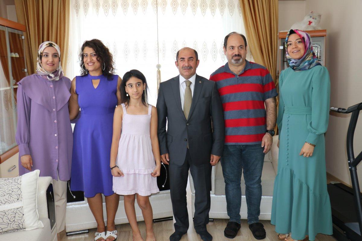 Malatya'da evlatlık aldığı kızı öz çocuklarından ayırmıyor