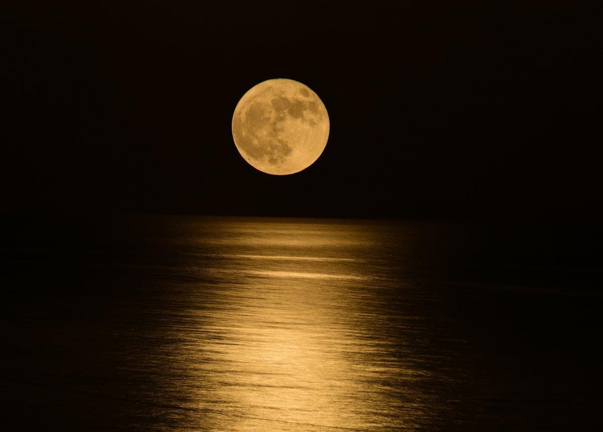 Van Gölü'nden dolunay manzarası