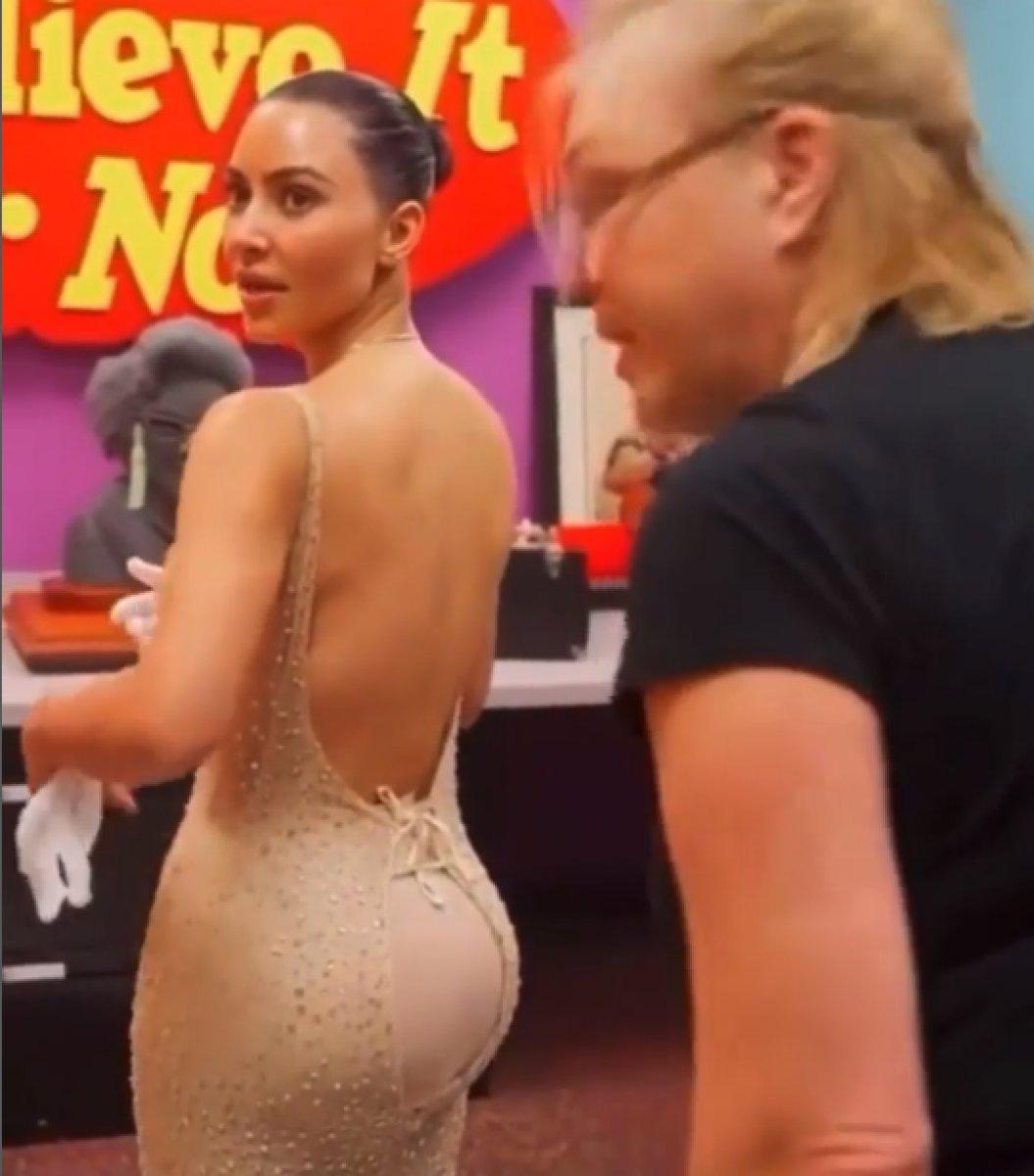 Kim Kardashian, Marilyn Monroe elbisesine zarar verdi