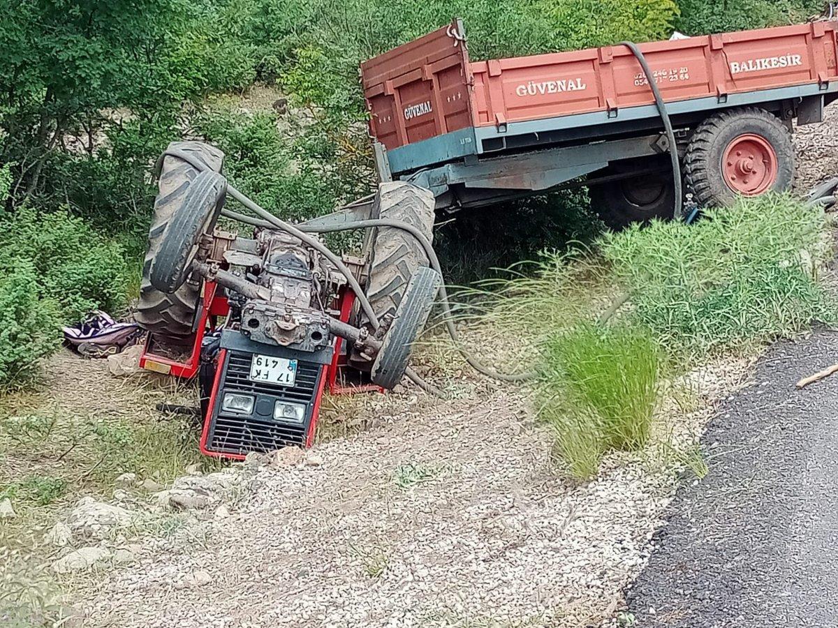 Balıkesir'de traktör altında kaldı canından oldu