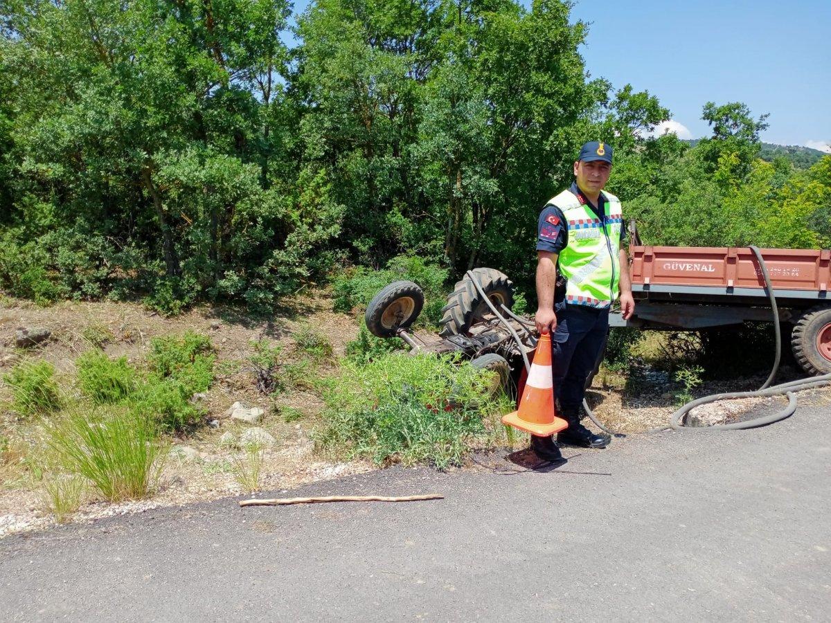 Balıkesir'de traktör altında kaldı canından oldu
