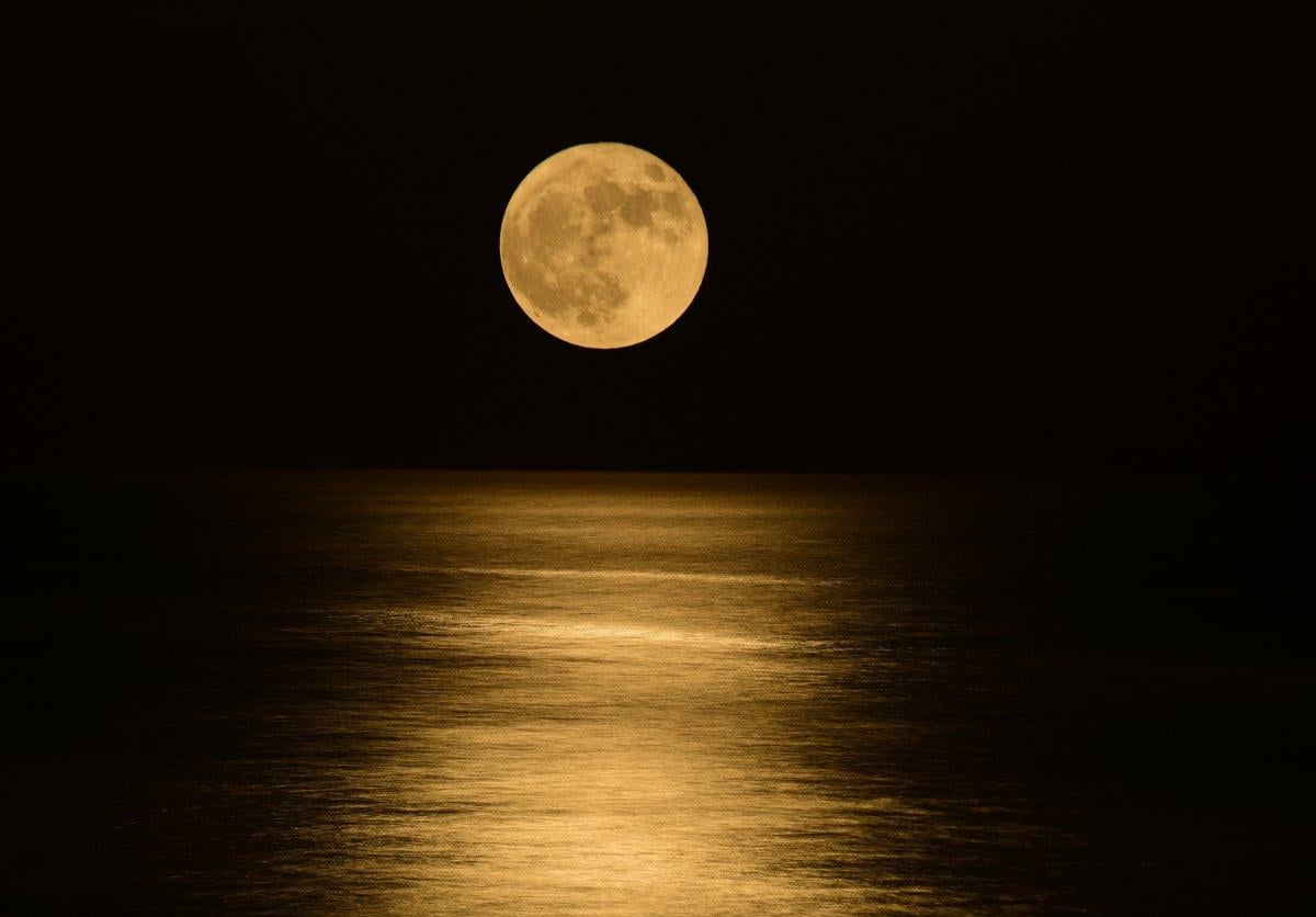 Van Gölü'nden dolunay manzarası