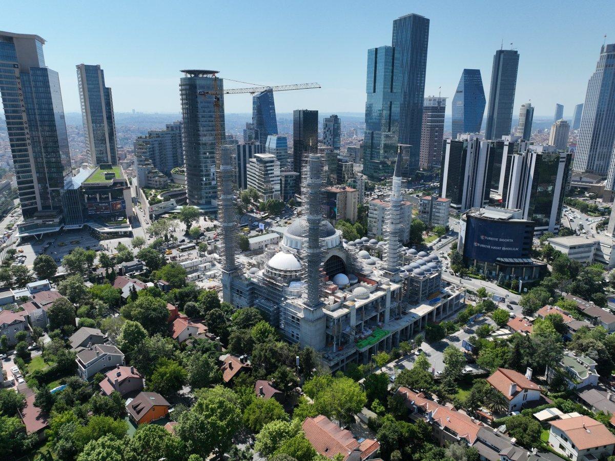 Levent'in ortasında yükselen cami, bu yıl içinde açılacak