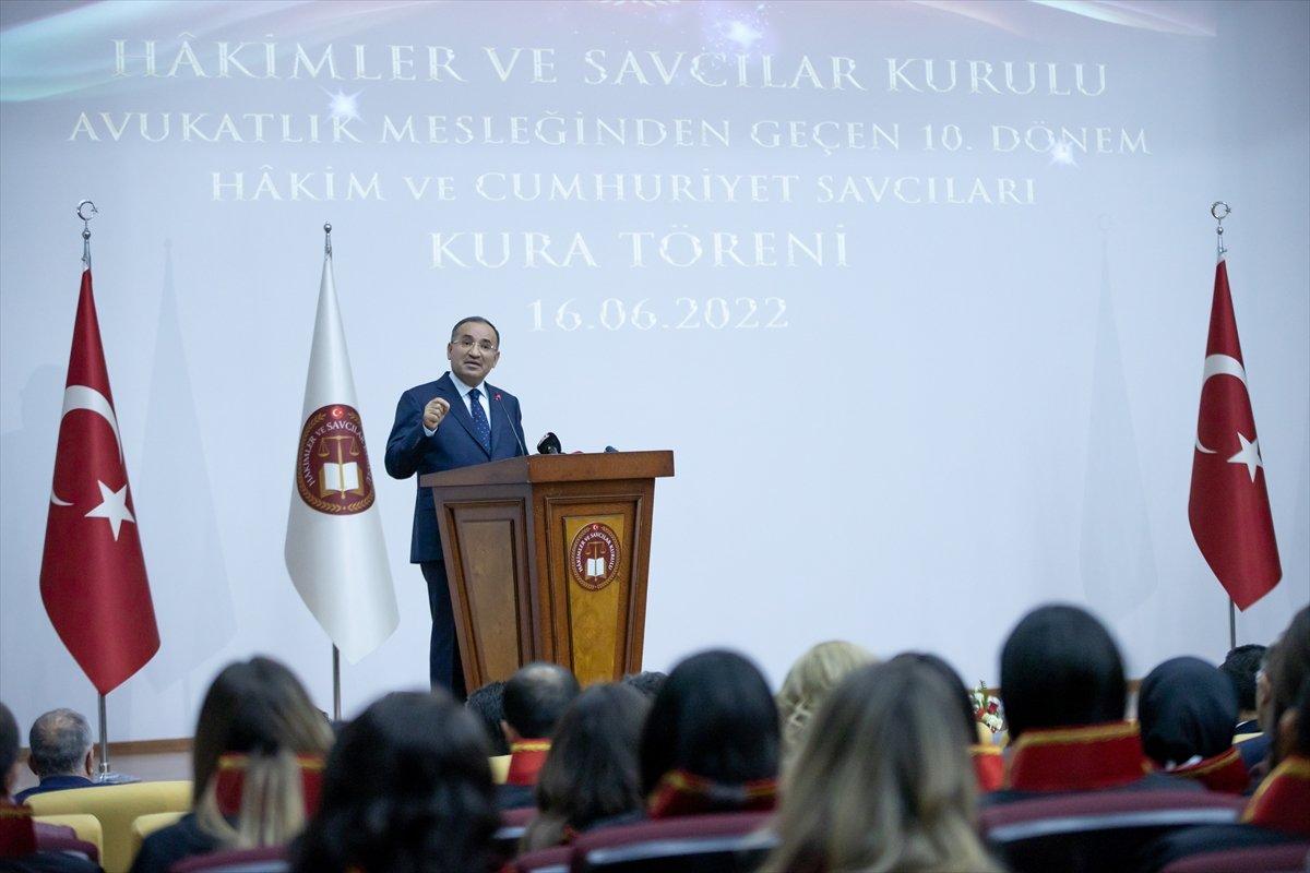 Bekir Bozdağ, hakim ve savcıları sosyal medya konusunda uyardı
