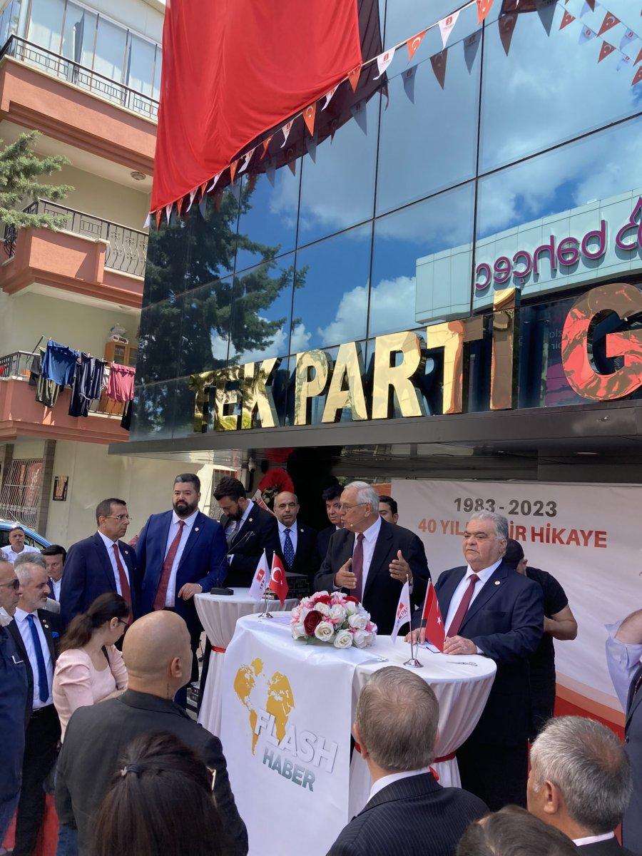 Ahmet Özal partisinin genel merkezini az sayıda kişiyle açtı