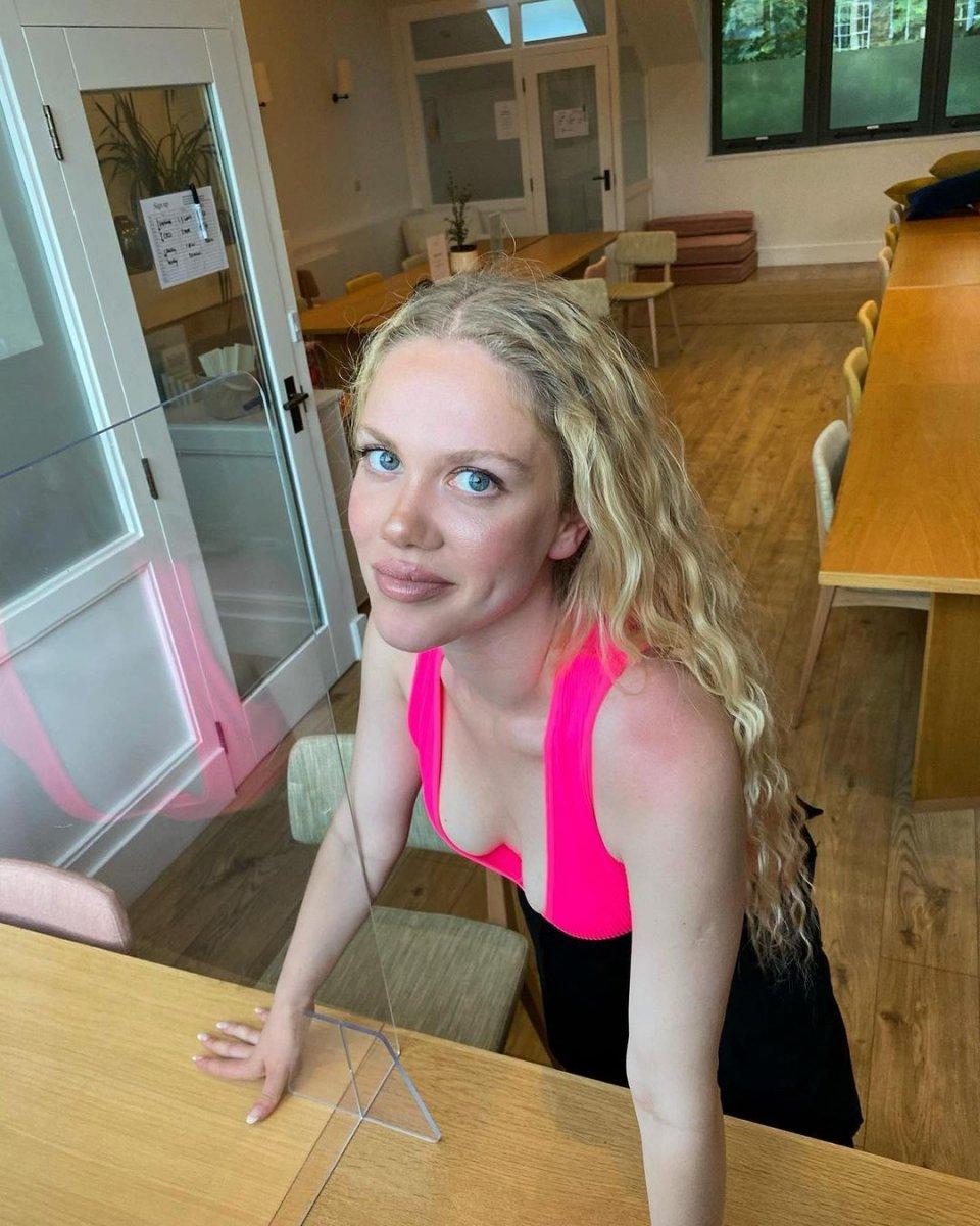 Serel Yereli, beyaz bikinisiyle poz verdi