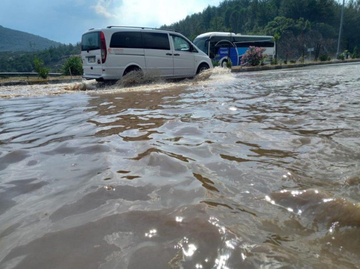 Muğla'da sağanak sonrası yolları su bastı