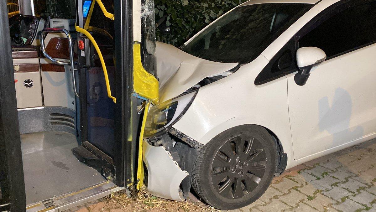 Sancaktepe'de ehliyetsiz personel, İETT otobüsü ile kaza yaptı