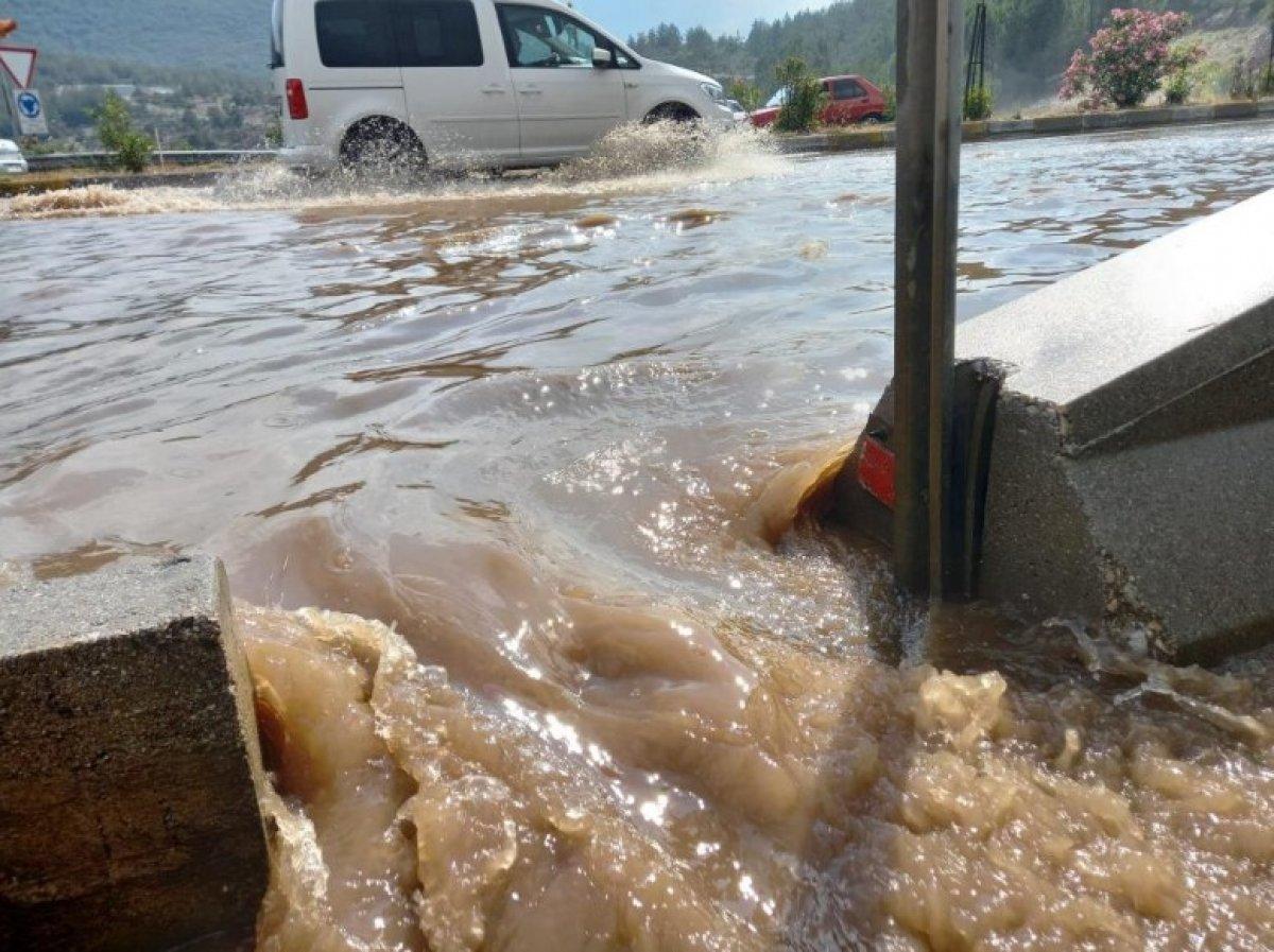 Muğla'da sağanak sonrası yolları su bastı