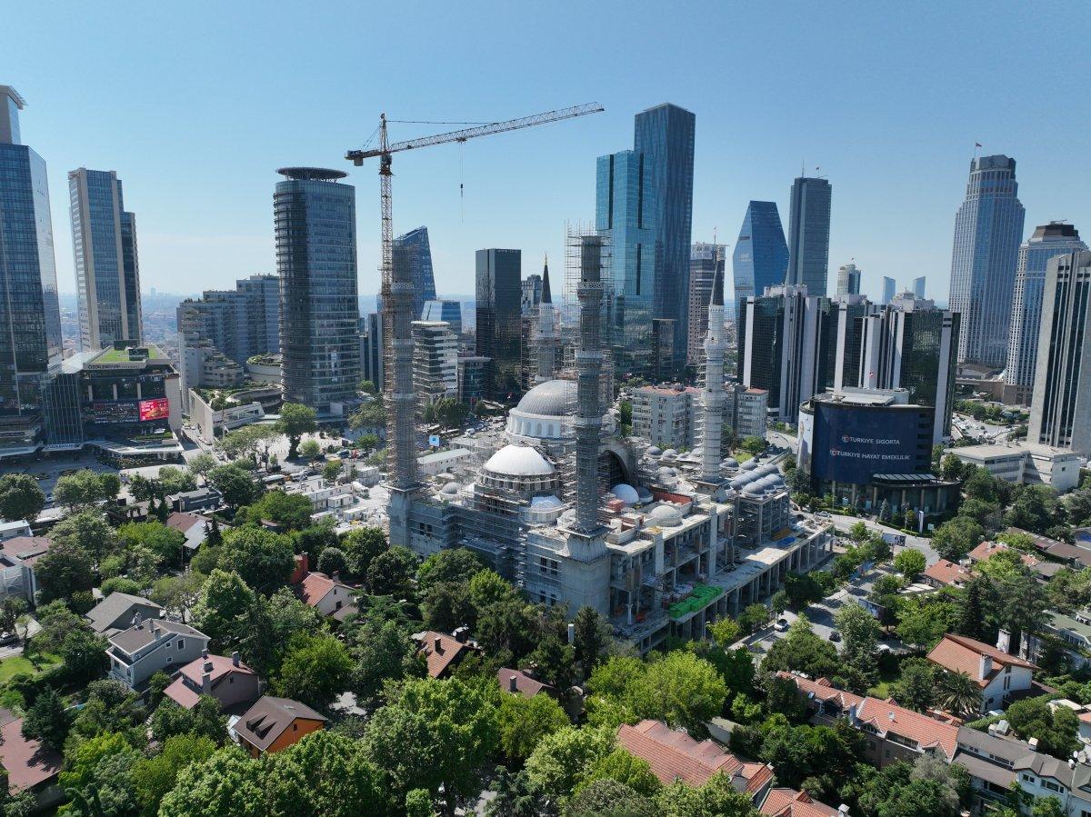 Levent'in ortasında yükselen cami, bu yıl içinde açılacak