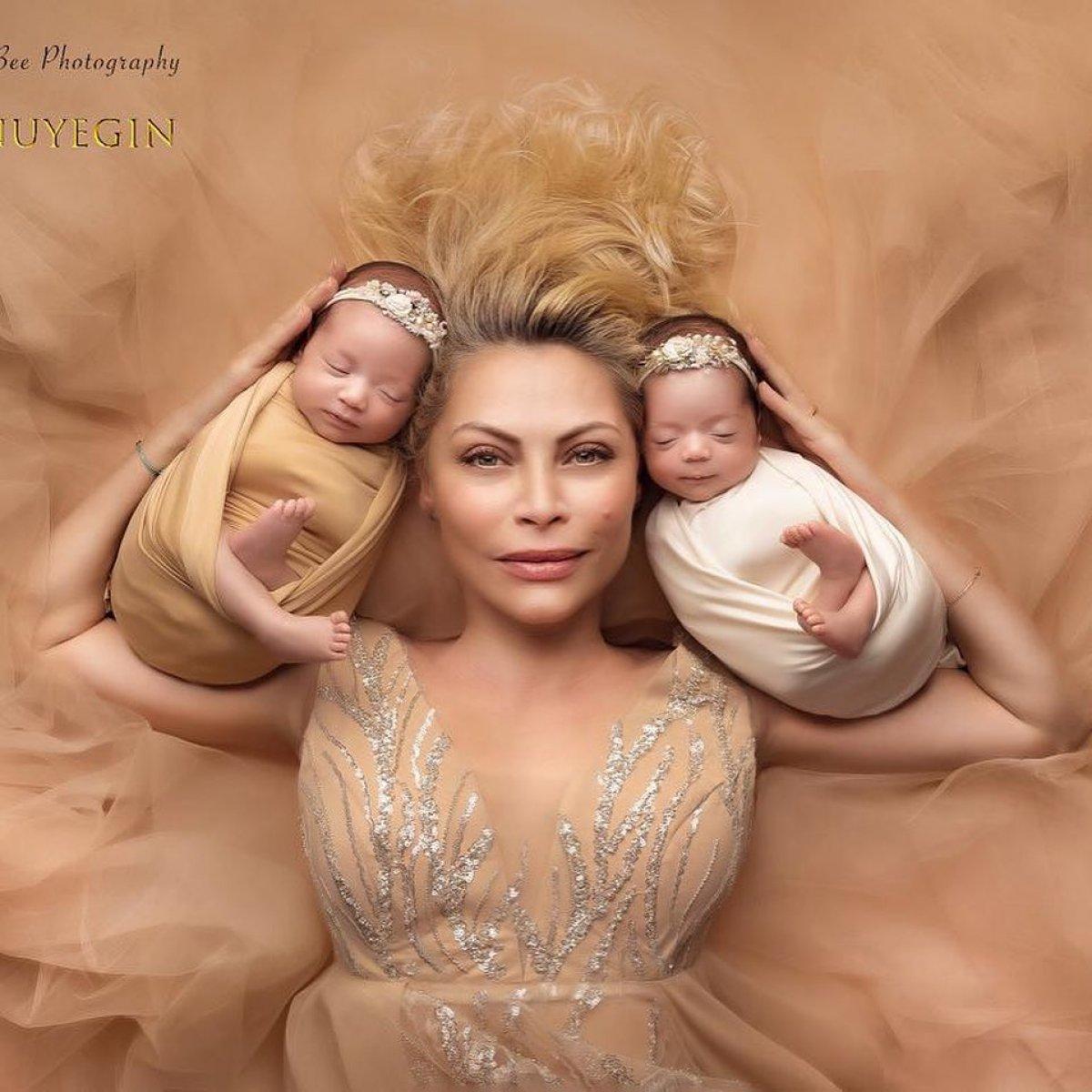 Seray Sever, ikiz bebeklerini paylaştı