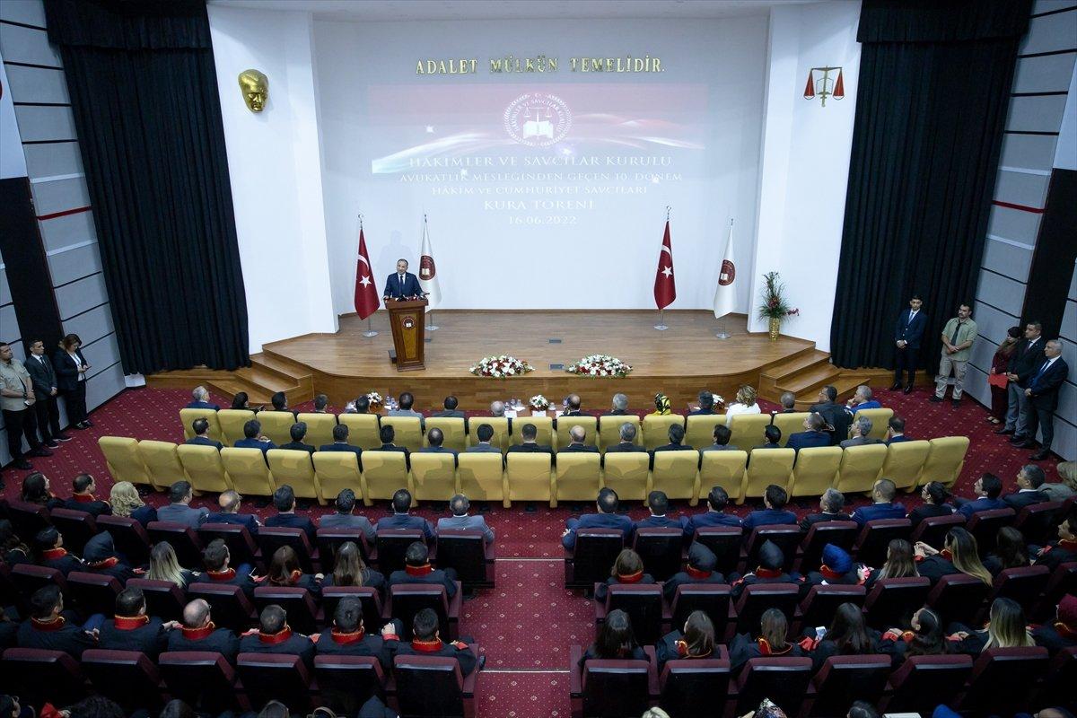 Bekir Bozdağ, hakim ve savcıları sosyal medya konusunda uyardı