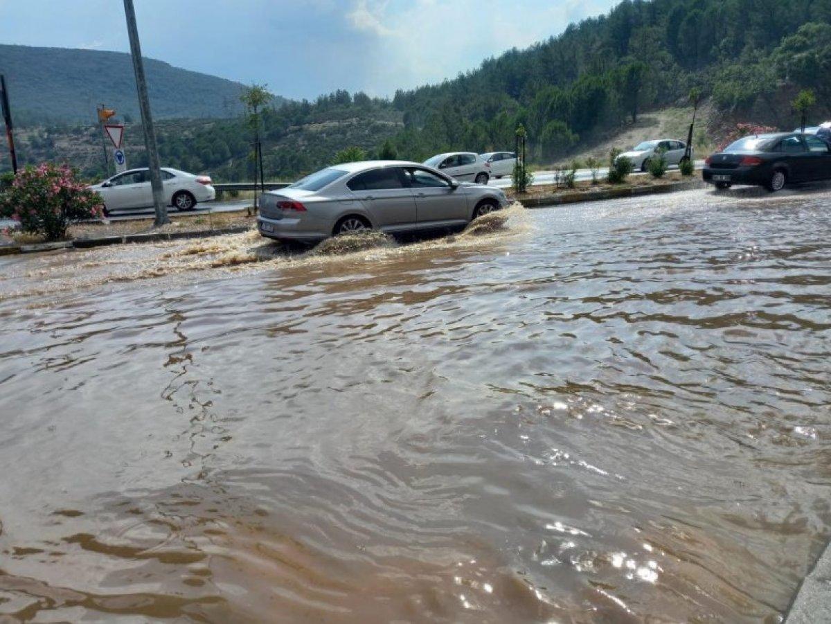Muğla'da sağanak sonrası yolları su bastı