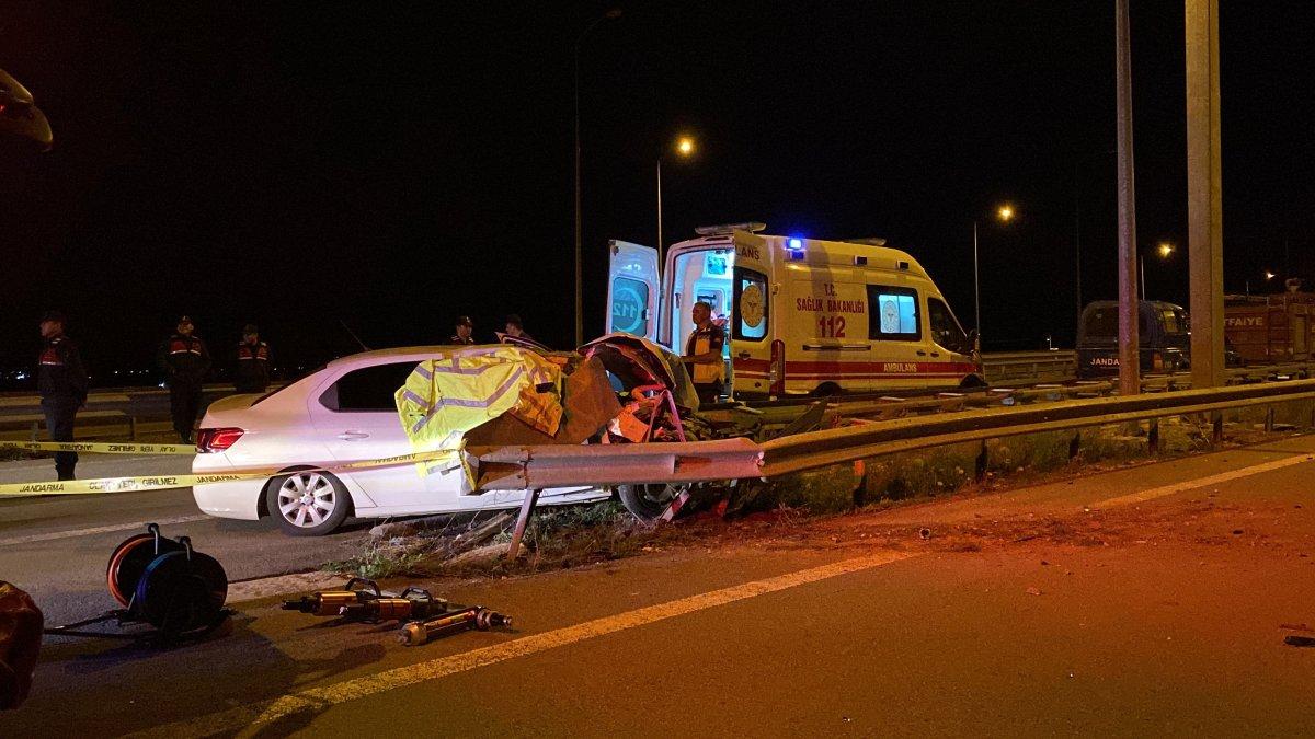 Niğde'de otomobil bariyerlere çarptı: 2 ölü, 2 yaralı