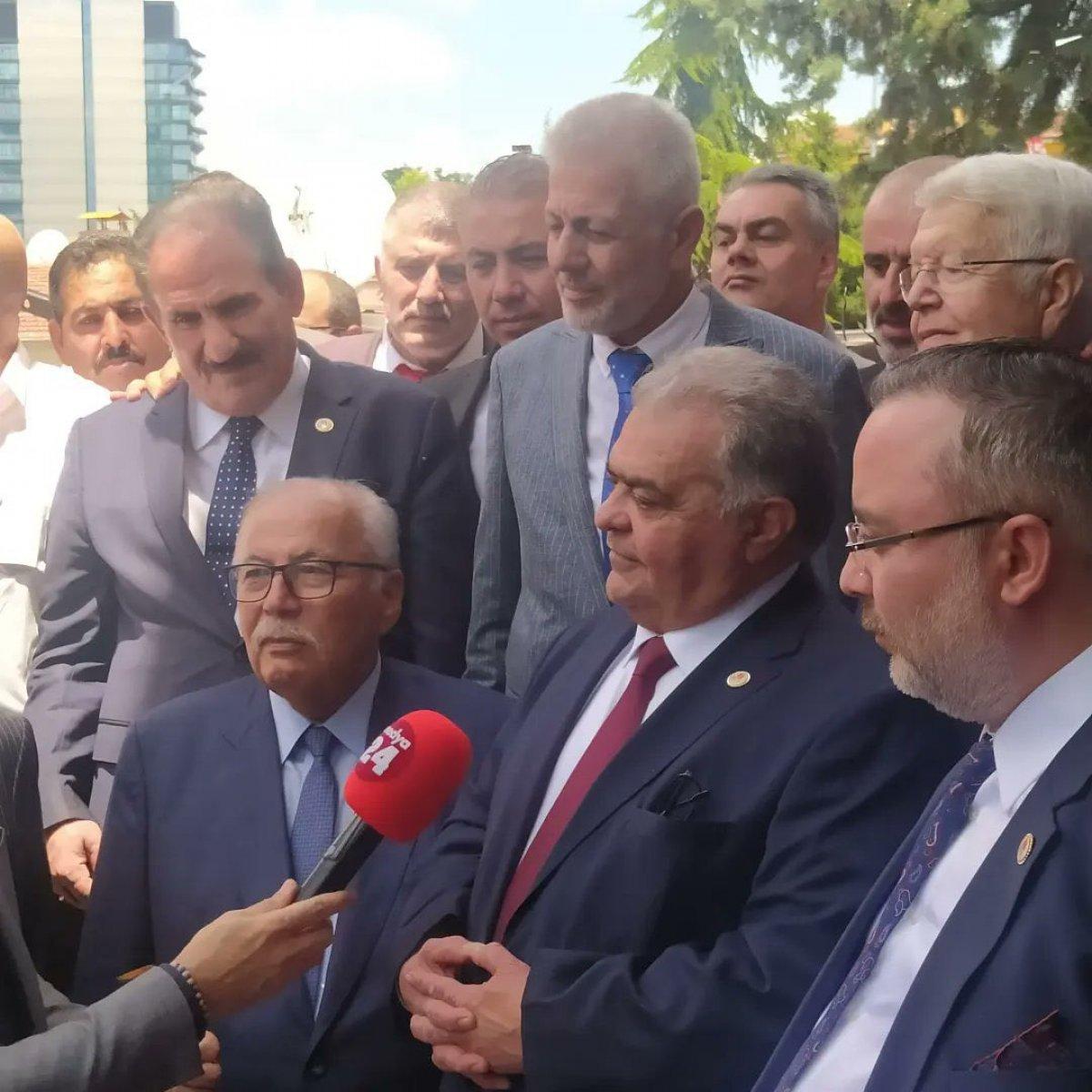 Ahmet Özal partisinin genel merkezini az sayıda kişiyle açtı