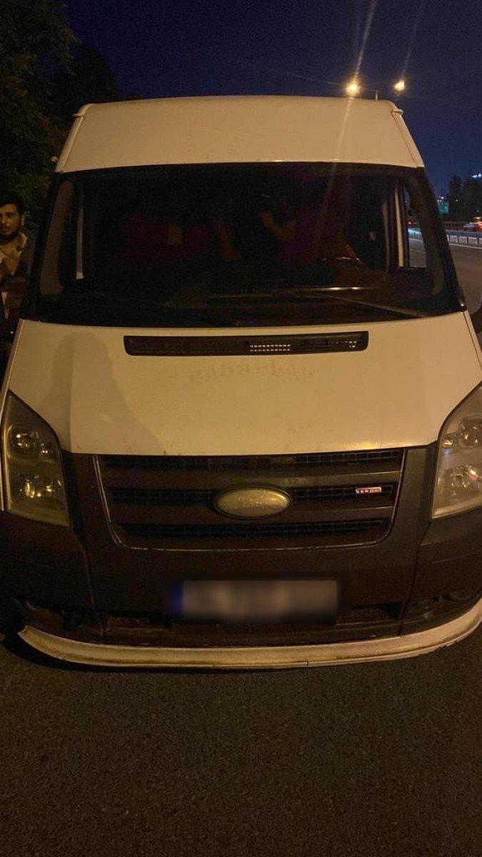 İstanbul'da, durdurulan minibüsten 28 kaçak göçmen çıktı