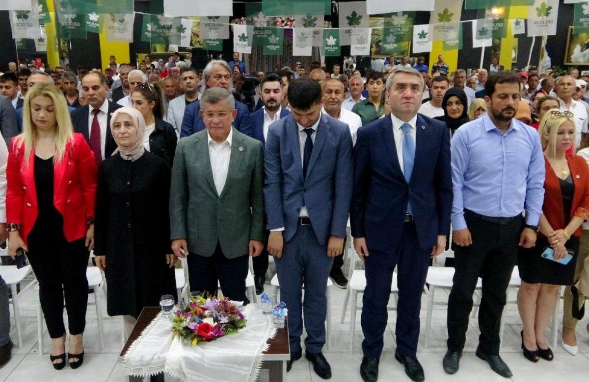 Ahmet Davutoğlu’nun bozuk mikrofonla imtihanı