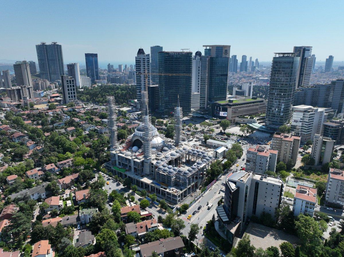 Levent'in ortasında yükselen cami, bu yıl içinde açılacak