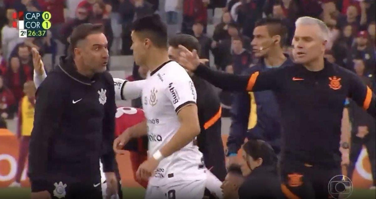 Vitor Pereira, kırmızı kart gören oyuncusunun üzerine yürüdü