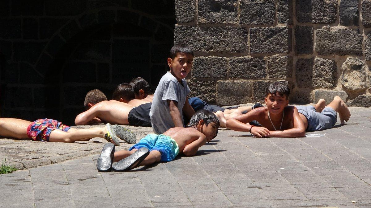 Diyarbakırlı öğrenciler, karnelerini alıp süs havuzuna atladılar