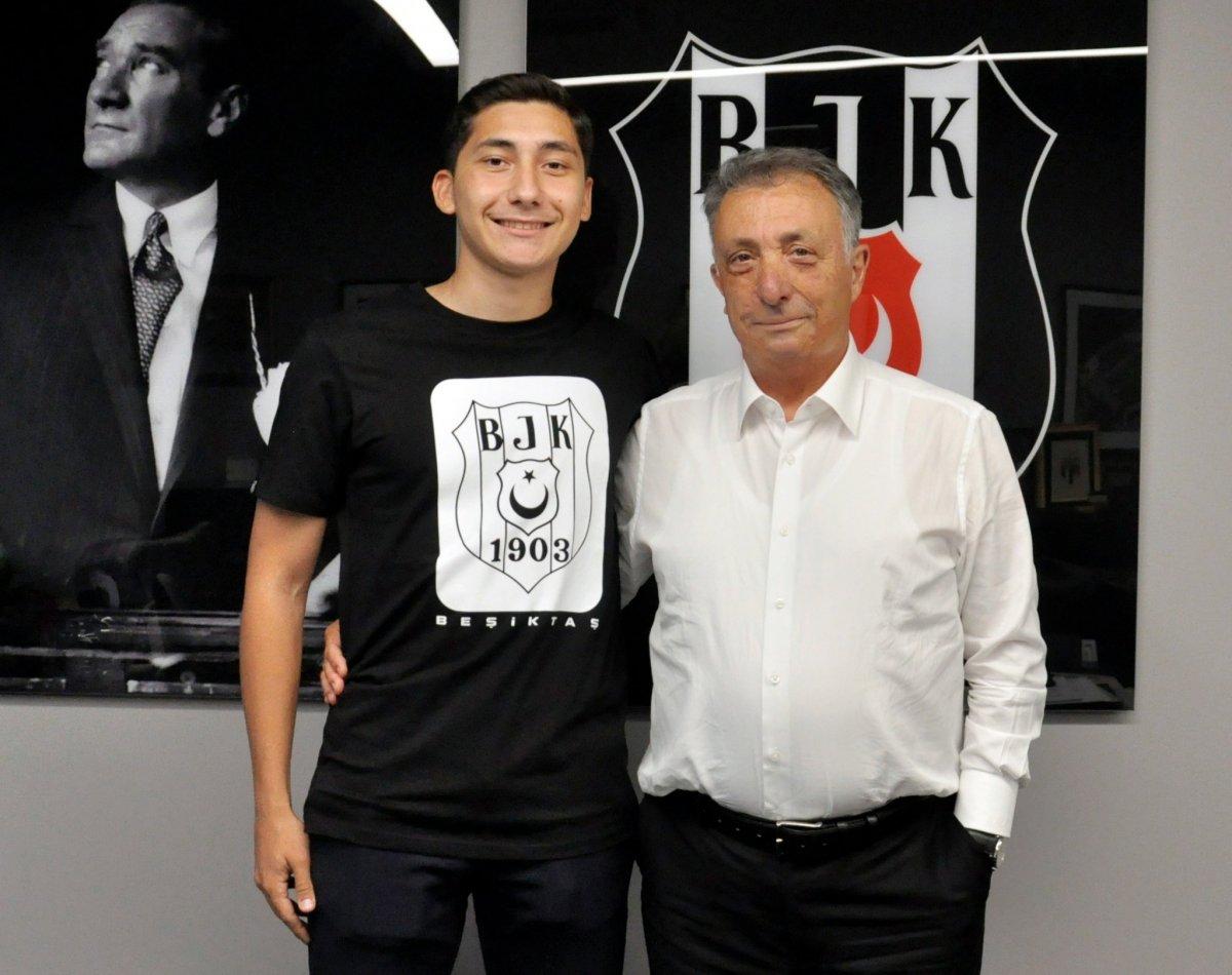 Beşiktaş, Emirhan İlkhan'la 3 yıllık sözleşme imzaladı