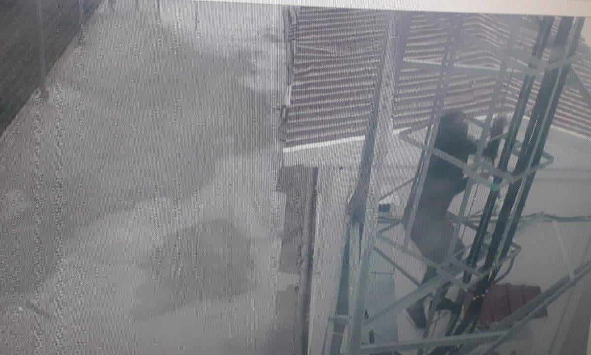 Eskişehir’de kablo hırsızını dövmesi yakalattı