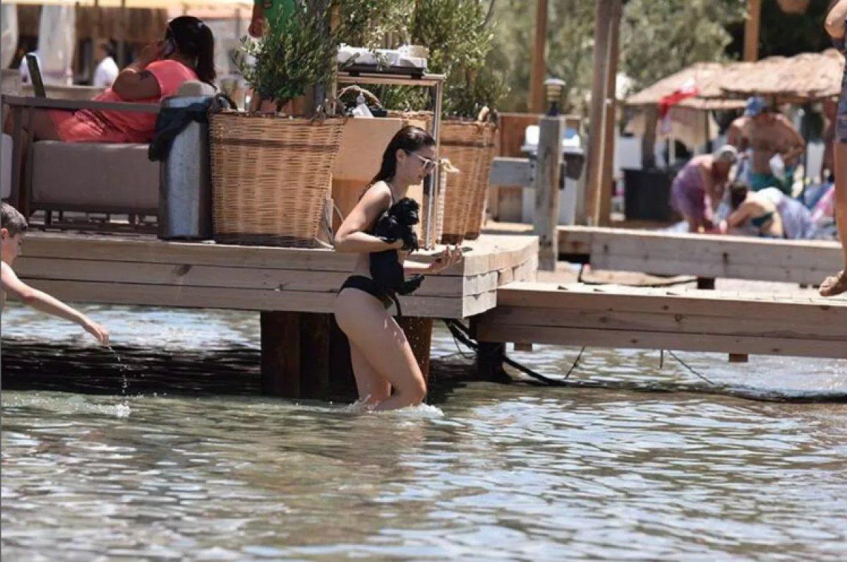 Burcu Özberk, köpeğiyle tatile çıktı
