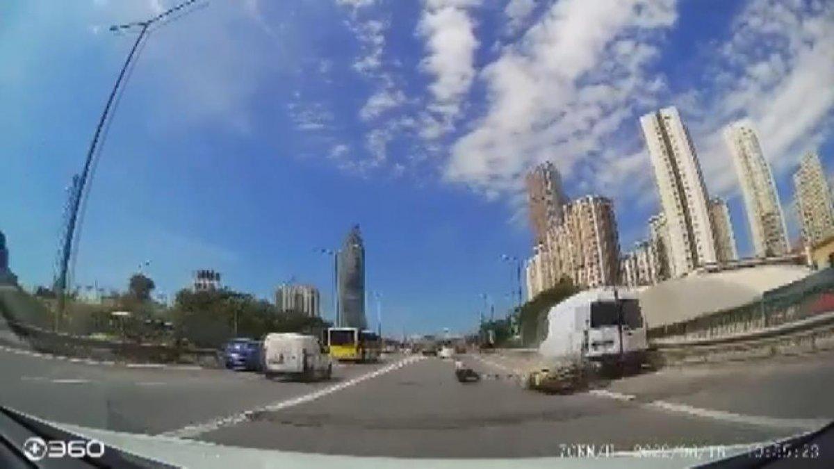 Ataşehir'de devrilen motosikletin sürücüsü ölümden döndü