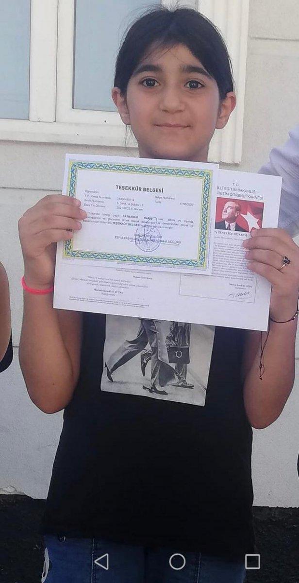 Ebru Yaşar Gülsever Ortaokulu’nda ilk karne sevinci