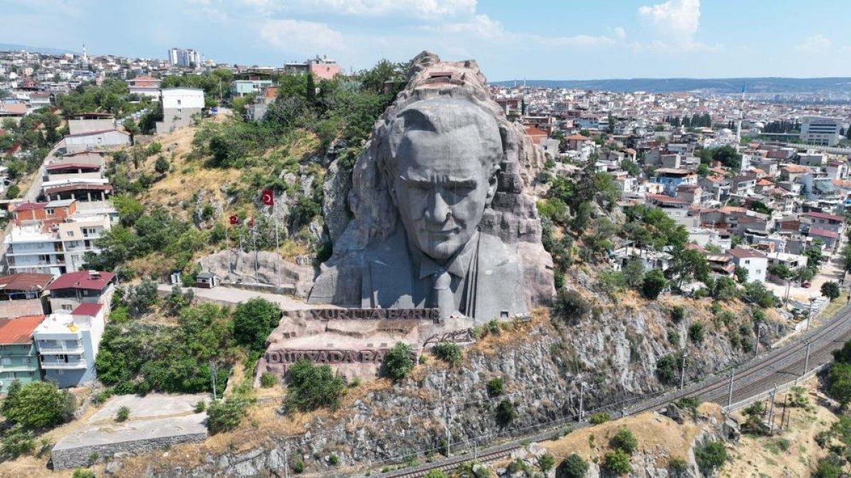 İzmir'de Buca Belediyesi dev Atatürk maskını bakıma aldı