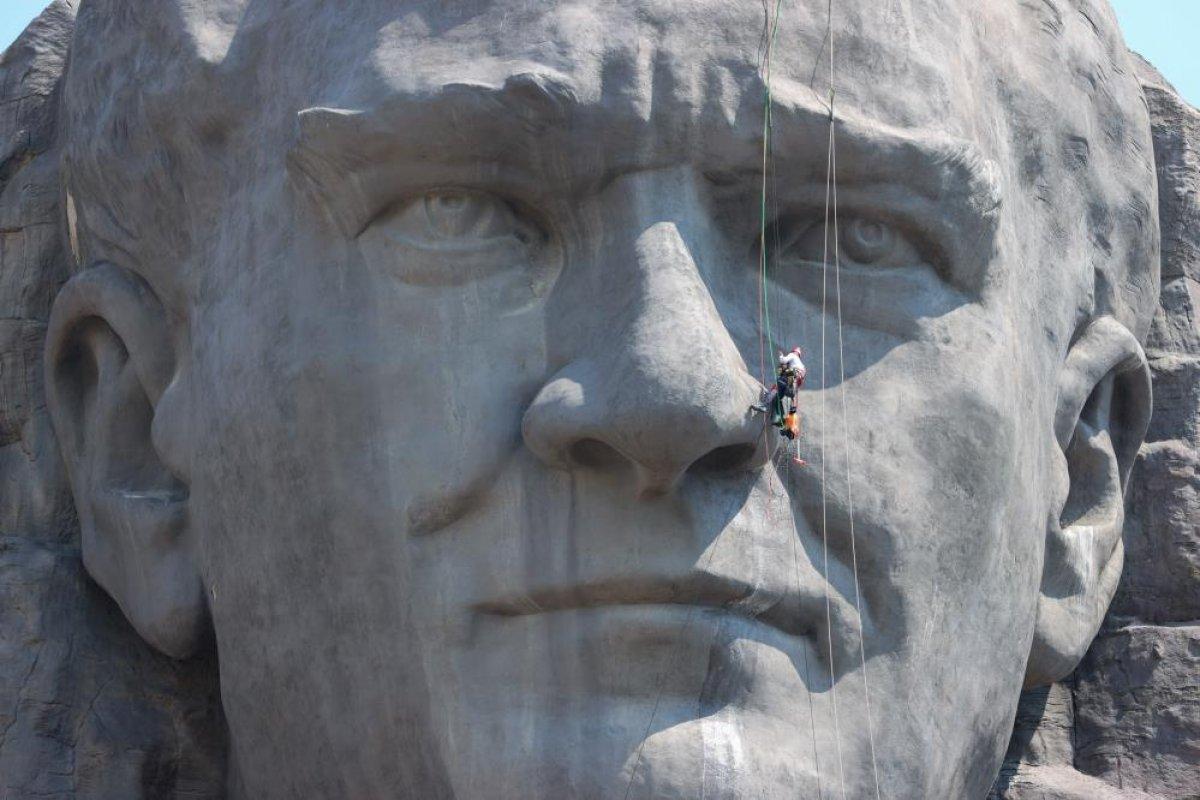 İzmir'de Buca Belediyesi dev Atatürk maskını bakıma aldı