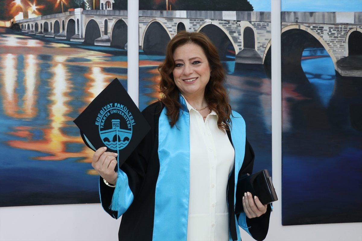 İzmirli kadın, oğlunun 'keşke öğretmen olsaydın' sözüyle 54 yaşında 2. üniversiteyi bitirdi