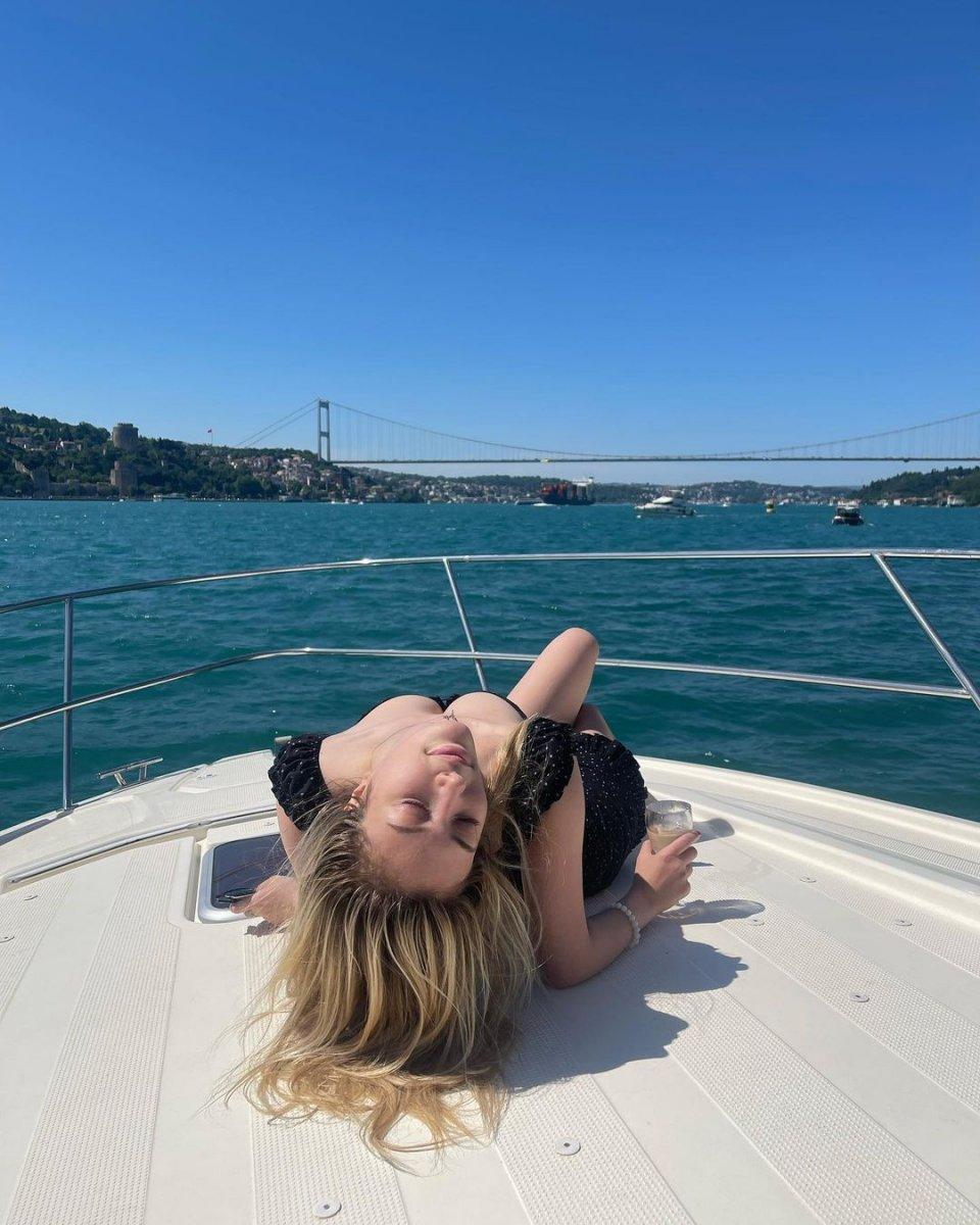 Yasmin Erbil, bikinisini giydi