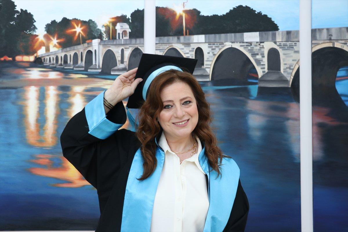 İzmirli kadın, oğlunun 'keşke öğretmen olsaydın' sözüyle 54 yaşında 2. üniversiteyi bitirdi