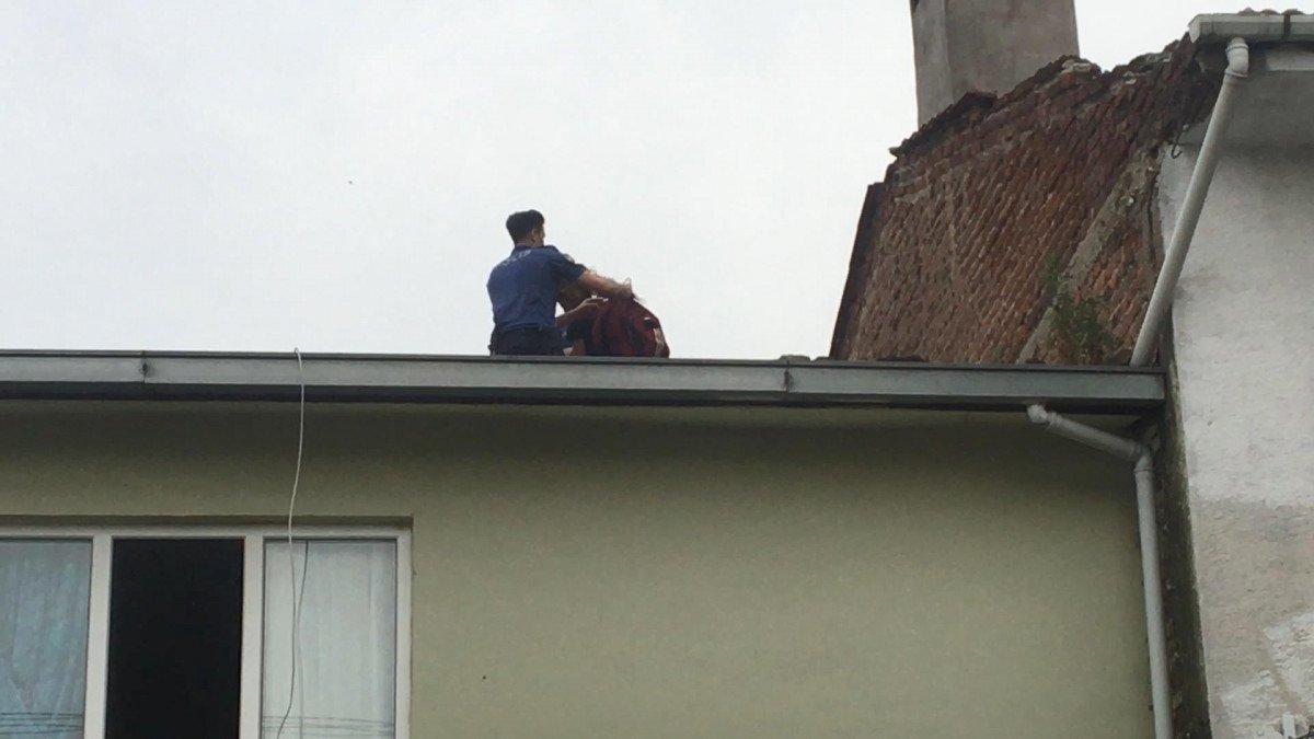 Bursa'da hırsız, çaldığı tabletin sinyali ile çatıda yakalandı