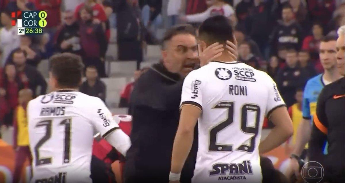 Vitor Pereira, kırmızı kart gören oyuncusunun üzerine yürüdü