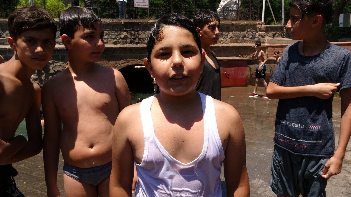 Diyarbakırlı öğrenciler, karnelerini alıp süs havuzuna atladılar