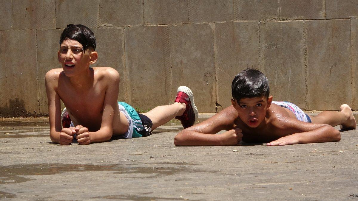 Diyarbakırlı öğrenciler, karnelerini alıp süs havuzuna atladılar