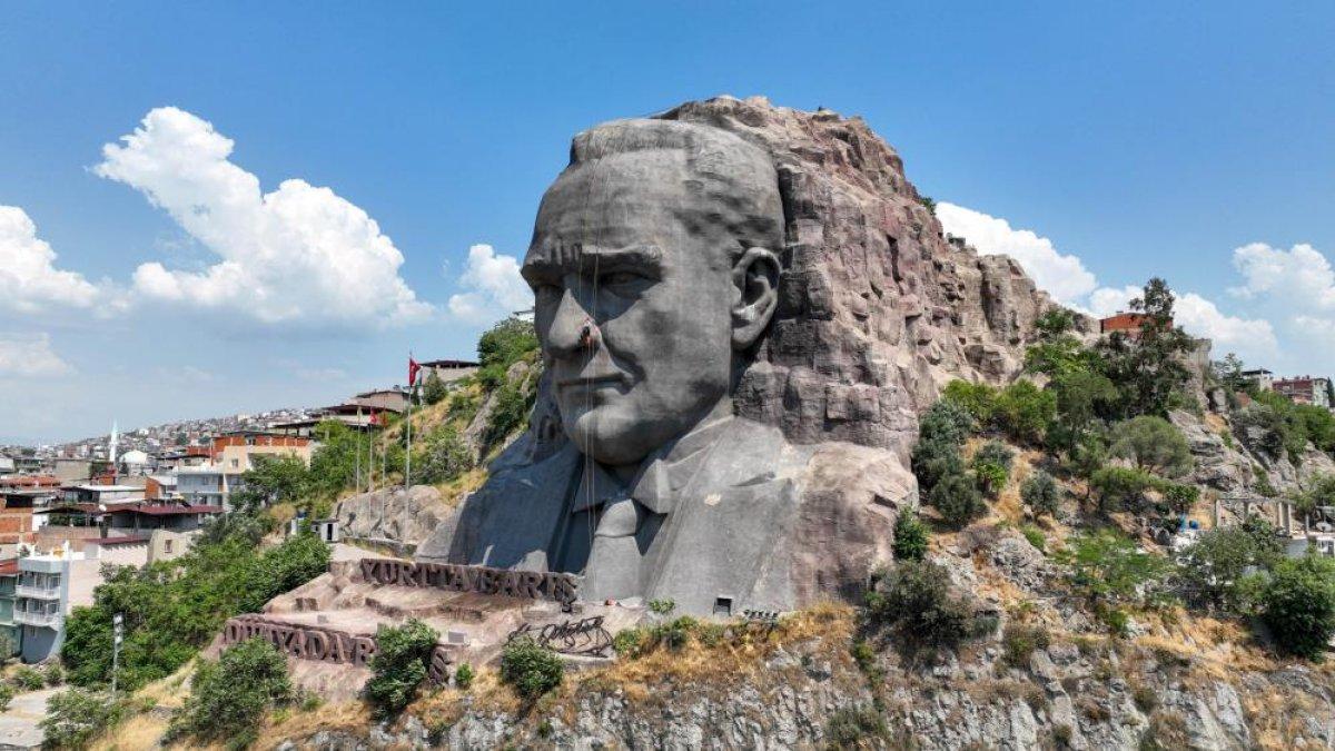 İzmir'de Buca Belediyesi dev Atatürk maskını bakıma aldı