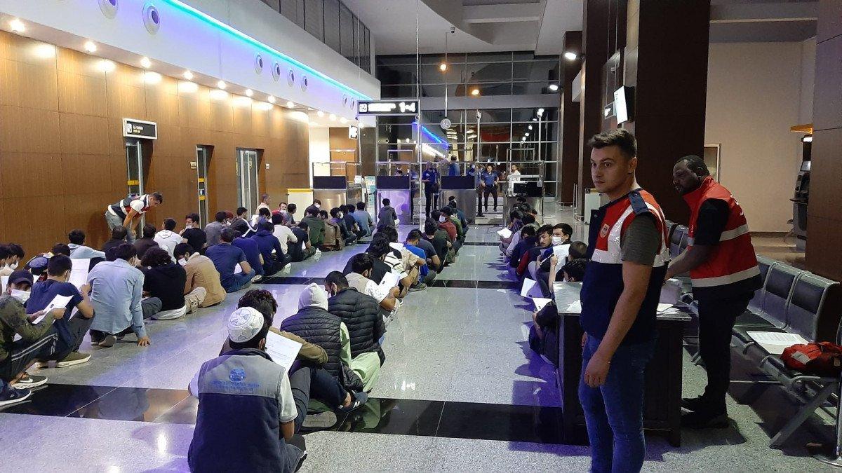 227 Afgan daha sınır dışı edildi