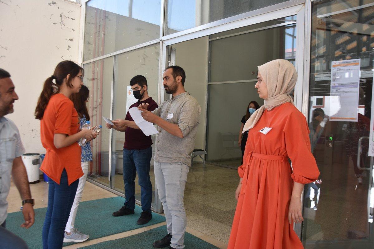 Bitlis'te sınava geç kalan kızın ağlayan annesinin gözyaşları