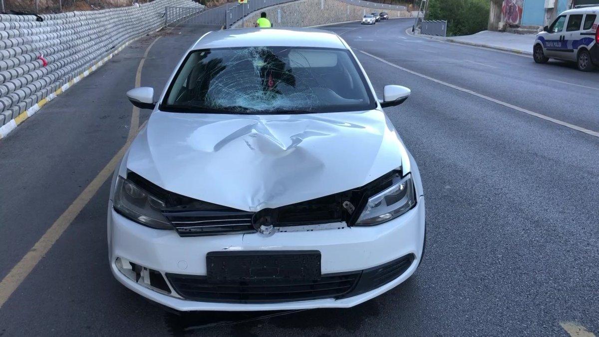 Kartal'da karşıdan karşıya geçmek isterken araç çarptı