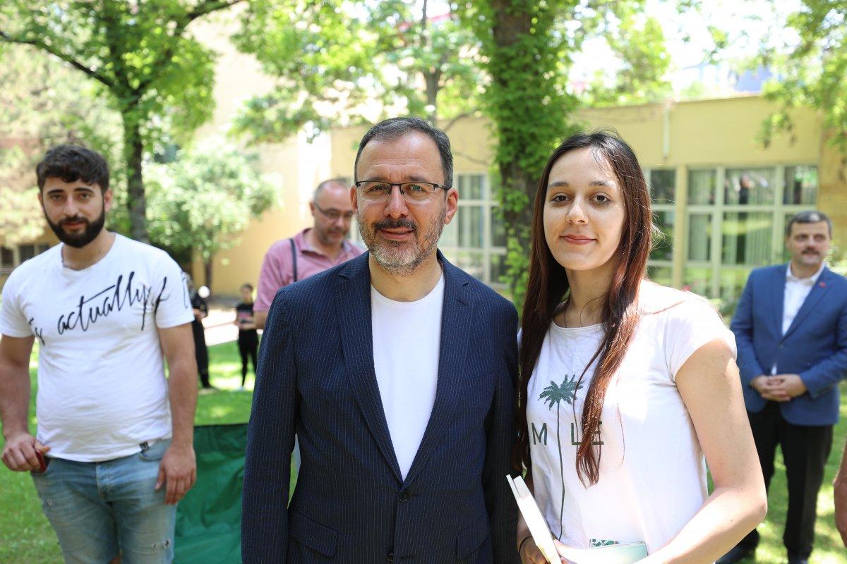 Mehmet Kasapoğlu'ndan YKS öğrencilerine ve ailelerine destek