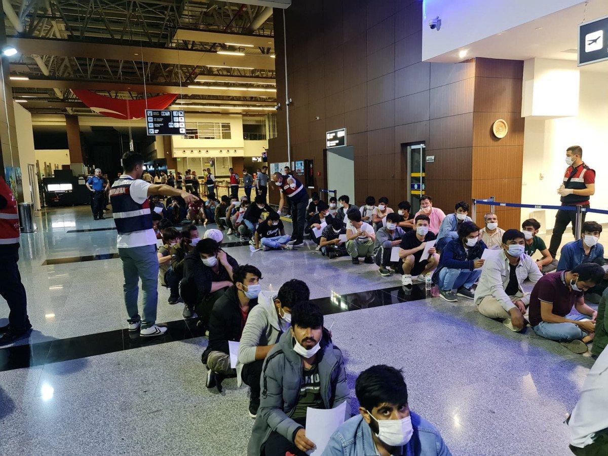 227 Afgan daha sınır dışı edildi