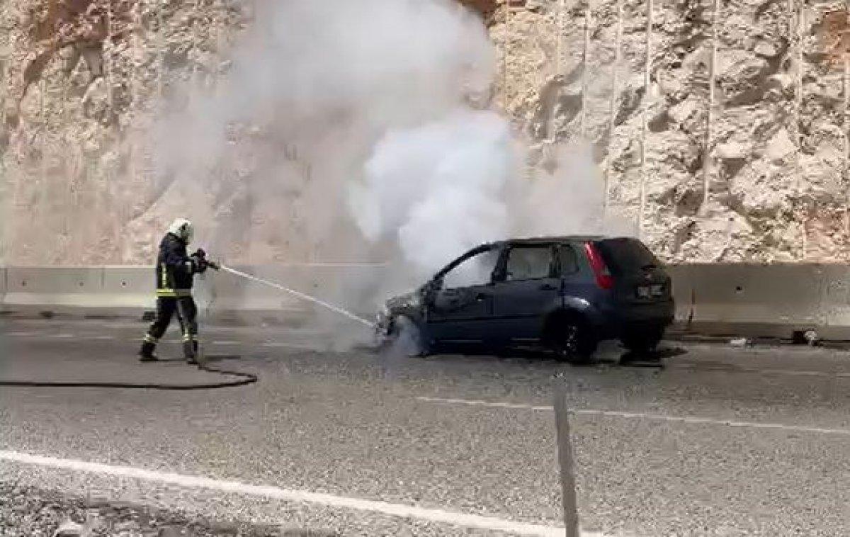 Antalya'da seyir halindeki otomobil cayır cayır yandı